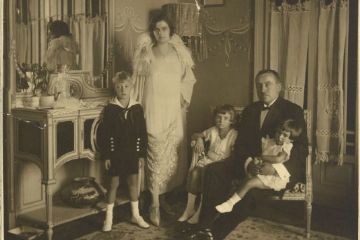 probabilmente negli interni della villa ad Alassio, 1925 circa.<br>Sono presenti: Angiolina Leonardi (1897) e Giacomo Chiuminatto (1884), con i figli Antonio (1918), Mariellina (1921) e Bianca (1923), più la madre di Giacomo.