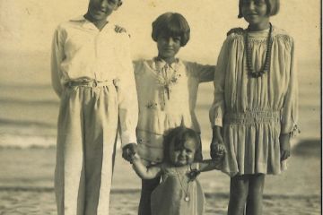 spiaggia di Alassio,1930 circa.<br>Sono presenti: Antonio (1918), Bianca (1923), Mariellina (1921) e Mirella (1929), ovvero la madre di Luigi e Laura Laurini. L’ultima figlia, Erminia, non è presente perché nasce nel 1932.